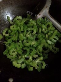 五味俱全的苦瓜炒蛋做法图解4)