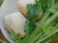 家常菜芹菜土豆丝做法图解1)