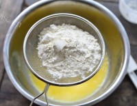 色泽鲜亮的原味戚风蛋糕做法图解6)