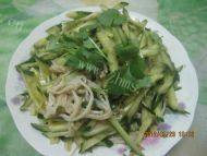 家常菜凉拌黄瓜金针菇