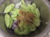 清爽的凉拌黄瓜洋葱做法图解7)