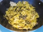 酸菜扣肉做法图解2)
