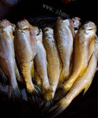 美味家常焖黄花鱼做法图解3)