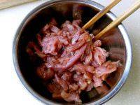 家常菜芦笋炒肉丝做法图解4)