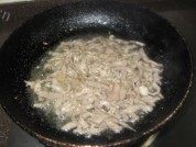 木耳炒肉丝做法图解3)