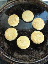 香酥薯饼迷你小披萨做法图解5)