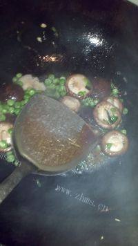 美味的香菇炒豌豆做法图解14)