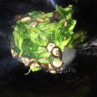 诱人的香菇油菜做法图解8)
