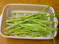 家常菜香芹炒蛋做法图解1)