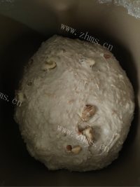 美味的全麦红糖核桃欧包做法图解4)