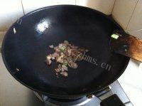 绿色食物之竹笋炒肉做法图解4)