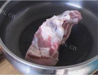 口感不错的山楂红烧肉做法图解3)