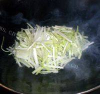 色味俱佳的韭黄炒鸡蛋做法图解7)