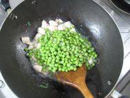 家常鸡肉粒炒豌豆做法图解5)