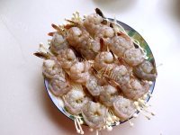 美味的蒜蓉金针菇蒸虾做法图解1)