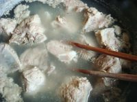 美味营养的排骨炖玉米做法图解3)