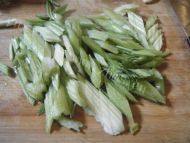 味道十足的芹菜炒肉做法图解1)