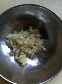 简单蒜茸炝拌小白菜做法图解4)