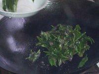 家常菜血皮菜炒猪肝做法图解4)