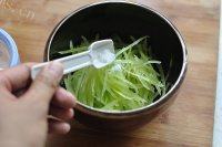 口感不错的凉拌金针菇做法图解5)
