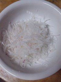 饱满的凉拌萝卜丝做法图解2)