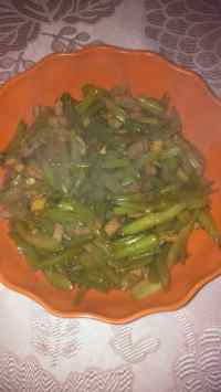 色泽鲜亮的芹菜炒肉