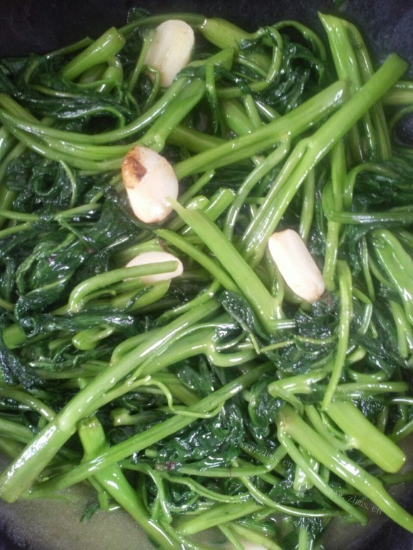 芳香四溢的炒空心菜