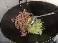 家常菜莴笋炒瘦肉做法图解5)
