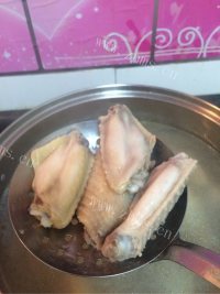质嫩爽口的可乐鸡翅做法图解5)