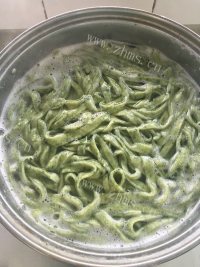 可口的菠菜面做法图解9)