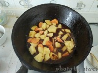 土豆炖排骨做法图解9)
