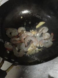 色泽不错的芦笋炒虾做法图解7)