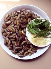 美味的九层塔炒薄壳做法图解1)