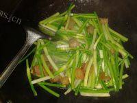 美味的腊肉炒蒜薹做法图解5)