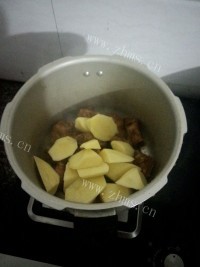 美味的温州风味土豆炖排骨做法图解6)