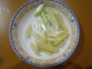 让人怀念的花菜炒肉做法图解2)