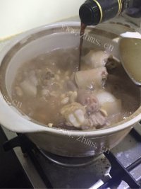 自制砂锅猪尾做法图解6)