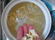 美味的香蕉百合银耳羹做法图解3)