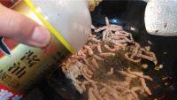 家常榨菜炒肉丝做法图解7)