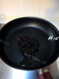 不错的豆豉鲮鱼炒椰菜做法图解4)