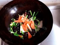 美味营养的蒜薹炒茧蛹做法图解5)