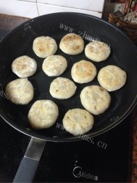 特色的生煎大白菜猪肉包做法图解8)