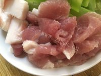 家常菜莴苣炒肉做法图解1)