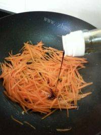 自制胡萝卜木耳炒鸡蛋做法图解7)