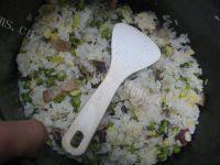 蚕豆腊肉焖饭做法图解7)