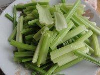 「念念不忘」芹菜炒肉做法图解2)