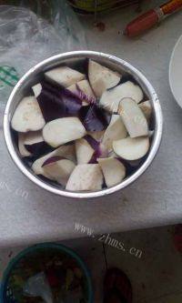 家常菜肉末茄子做法图解1)