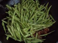 味道不错的肉末炒豆角做法图解5)