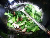 家常菜香菇炒青菜做法图解7)