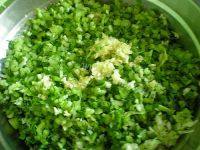 色泽不错的芹菜水饺做法图解4)